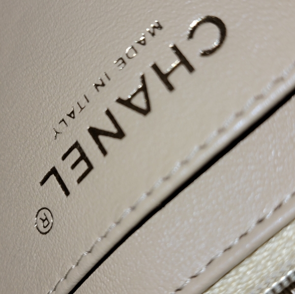 AuthenticCHANEL Jumbo XL single classic flap in a Creamy Gold patent leather ✨️ - Picture 16 of 17